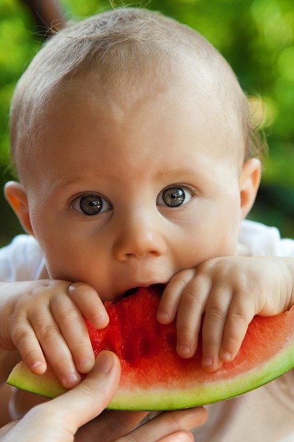 Kuva: Pieni lapsi tarvitsee ruokaa muuhunkin kuin kasvamiseen